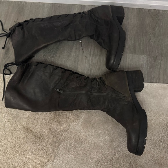 Lace up knee high grey leather boots
Steve Madden - Picture 3 of 3